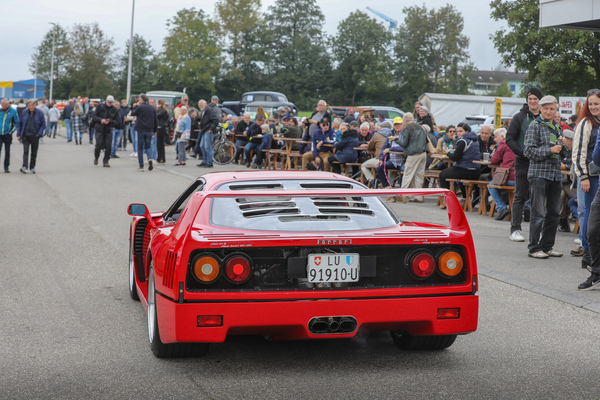 Bild Ferrari F40 (1991) - nicht gerade das typische Auto für ein FNA-Treffen, aber die Leute freuen sich trotzdem - FNA Jahrestreffen 2025