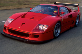 Ferrari F40 Competitione (1990) - der Rennwagen liegt tiefer, der Frontspoiler käme mit normalen Strassenunebenheiten kaum klar