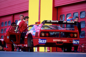 Ferrari F40 Competitione (1990) - der Wagen fährt mit Luftdruck hoch