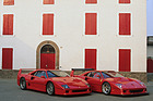 Ferrari F40 Competitione (1990) - rechts das Rennmodell, links der Strassensportwagen