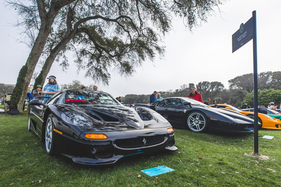 Ferrari F50 (1995) neben einem Ferrari Enzo Ferrari – The Amelia Concours d'Elegance 2024