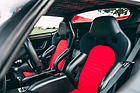 Bild: Ferrari F50 (1996) – Roter Akzent im schwarzen Interieur