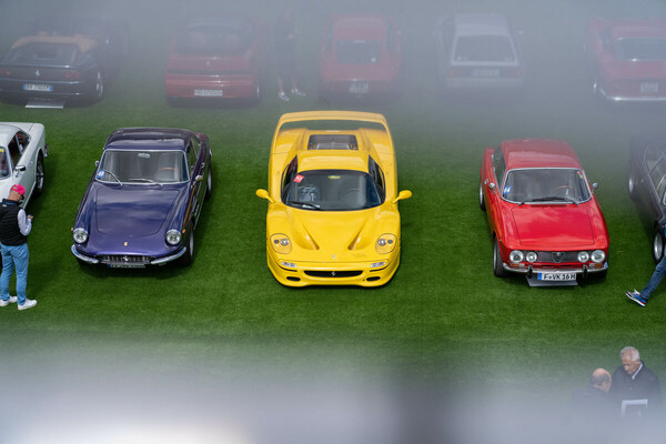 Ferrari F50 in Gelb beim Concours - 10. Passione Engadina 2021