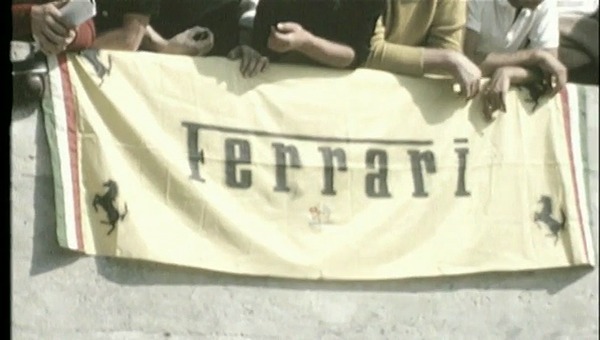 Ferrari Fans und auch andere erwarten einen erneuten Sieg von Ferrari in Le Mans 1959 - Standbild aus dem Film The Snake and the Stallion
