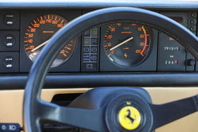 Ferrari Mondial 3.2 (1988) - Instrumente mit roten Ziffern