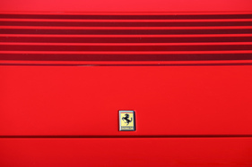 Ferrari Mondial 3.2 (1988) - das Markenemblem auf der Front