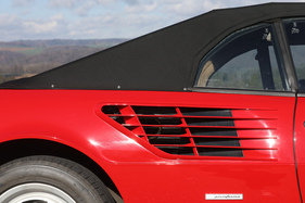 Ferrari Mondial 3.2 (1988) - der Lufteinlass für die Motorkühlung beim Cabriolet