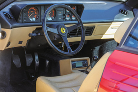 Ferrari Mondial 3.2 (1988) - zweifarbiges Cockpit