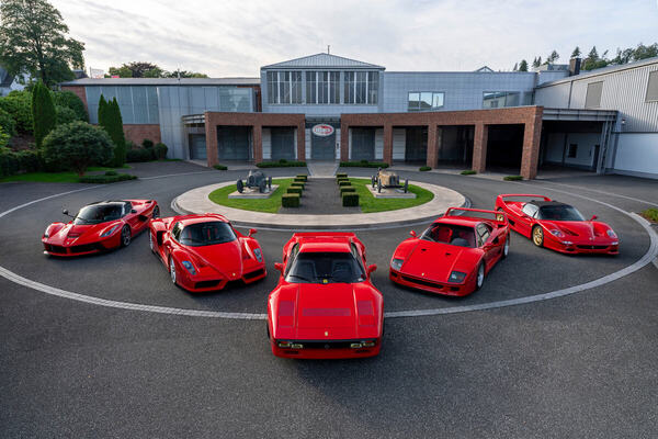 Bild: Ferrari-Sonderausstellung in der Loh Collecetion - Zu den gezeigten Exponaten gehört auch das als „Ferrari Big Five“ bezeichnete Hypercar-Quintett von 288 GTO, F40, F50, Enzo und LaFerrari.