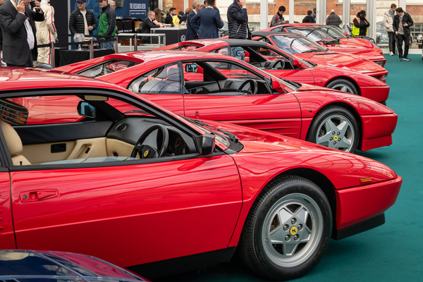 Ferrari-Sportwagen der "Factory Fresh Collectin" (2023) an der RM/Sotheby's London Versteigerung vom 4 November 2023