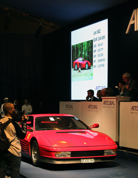 Ferrari Testarossa (1987) - Alain Delons Ferrari war einem Bieter Euro 136'000 (ohne Komissionen und Steuern) wert an der Artcurial Rétromobile Versteigerung am 8. Februar 2013 (1987)