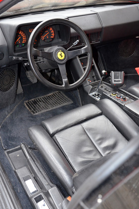 Ferrari Testarossa (1987) - Interieur des ex-Delon-Ferrari, der am 8. Februar 2013 von Artcurial versteigert wird Ferrari Testarossa (1987) - Interieur des ex-Delon-Ferrari, der am 8. Februar 2013 von Artcurial versteigert wird