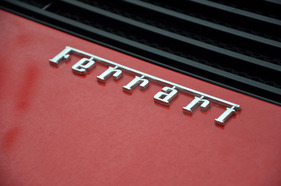 Ferrari Testarossa (1987) - der edle Schriftzug auf dem ex-Delon-Ferrari, der am 8. Februar 2013 von Artcurial versteigert wird Ferrari Testarossa (1987) - der edle Schriftzug auf dem ex-Delon-Ferrari, der am 8. Februar 2013 von Artcurial versteigert wird