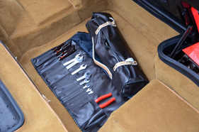 Ferrari Testarossa (1987) - vollständiges Werkzeug-Set im ex-Delon-Ferrari, der am 8. Februar 2013 von Artcurial versteigert wird