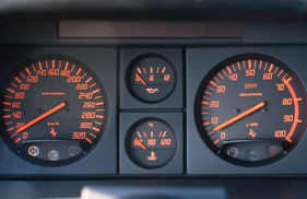 Ferrari Testarossa (1989) - Tacho bis 320 km/h, da hebt eine B747 bereits ab