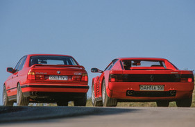 Ferrari Testarossa und Alpina-BMW B10 Biturbo (1989) - der BMW wirkt mit 1,75 Metern richtig schmal neben dem 1,975 Meter breiten Ferrari