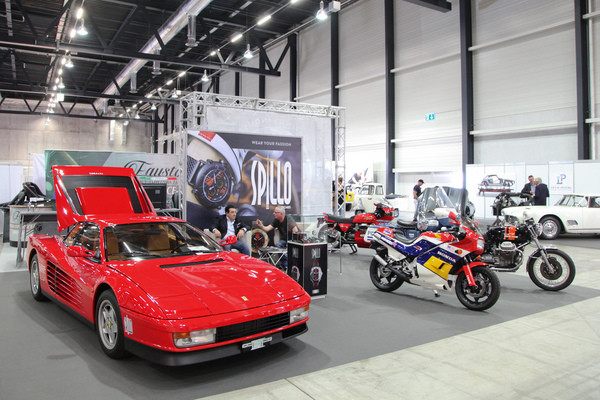 Ferrari Testarossa und einige Motorräder auf dem Stand von Spillo - Swiss Classic World Luzern 2018