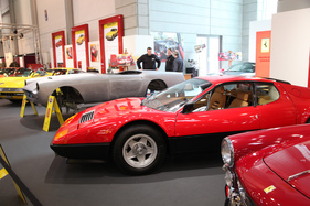 Ferrari im Glanz und im Aufbau - gesehen an der Techno Classica 2016