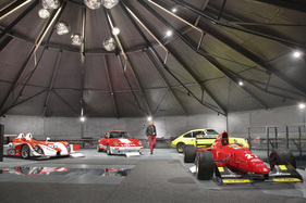 Ferrari und Porsche auf dem obersten Stock des Polygons - Erlebniswelt Autobau Romanshorn Ferrari und Porsche auf dem obersten Stock des Polygons - Erlebniswelt Autobau Romanshorn