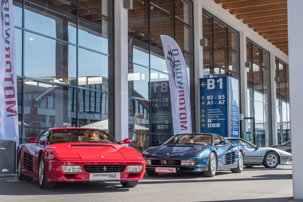 Ferraris am Eingang zur Messe - Motorworld Classics Bodensee 2018