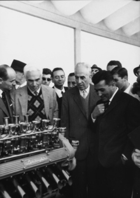 Ferruccio Lamborghini präsentiert Journalisten im Frühling 1963 seinen V12-Motor, links noch Paolo Stanzani, rechts von ihm Piero Taruffi