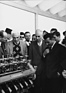 Ferruccio Lamborghini präsentiert Journalisten im Frühling 1963 seinen V12-Motor, links noch Paolo Stanzani, rechts von ihm Piero Taruffi