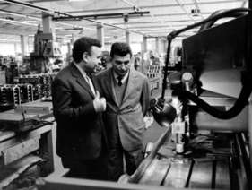Bild Ferrucio Lamborghini bei der Besichtigung seiner Fabrik