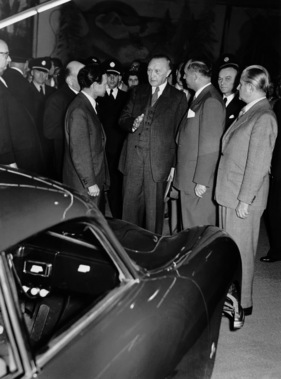 Ferry Porsche im Gespräch mit Bundeskanzler Konrad Adenauer und Prof. Dr. Heinrich Nordhoff (v. l.) von VW auf der 34. Internationalen Automobilausstellung IAA in Frankfurt 1951