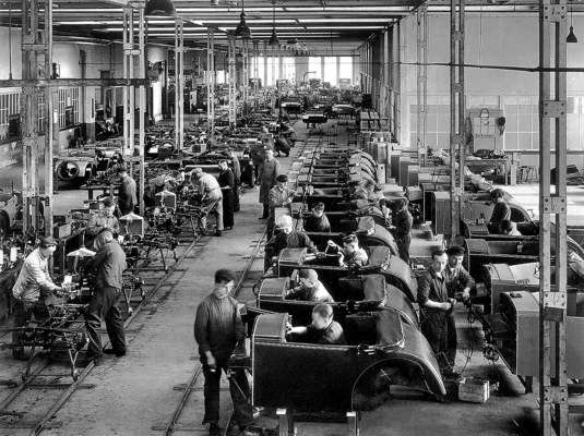Fertigung des ersten frontangetriebenen DKW, dem F1 im Audi Werk in Zwickau. Im Juni 2016 fand an diesem Ort auch die Vorstellung des Buches statt - aus dem Buch "DKW Hahn"