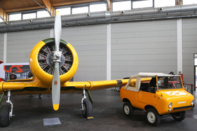 Ferves Ranger (1968) - neben farblich passender einmotoriger Flugmaschine - Klassikwelt Bodensee 2023