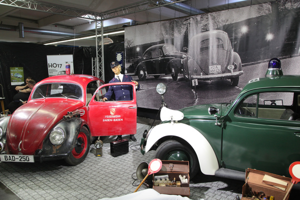 Feuerwehr und Polizei fahren in dieser Installation im Käfer vor (Techno Classica 2017)