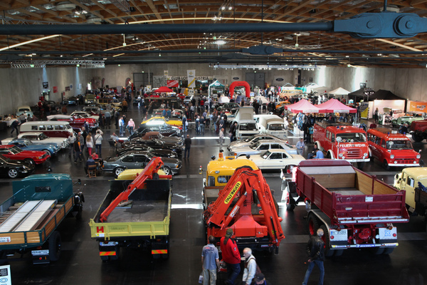 Bild Feuerwehrautos, Nutzfahrzeuge und ein Teil des Privatmarktes - Classic Expo Salzburg 2019