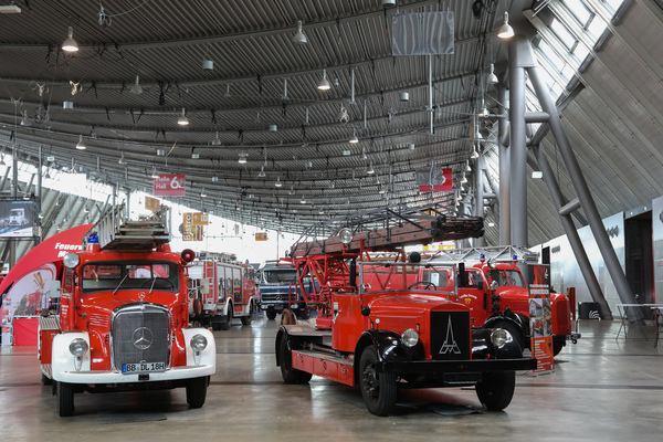 Feuerwehrautos in Halle 6 - 24. Retro Classics Stuttgart 2025