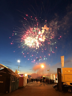 Bild: Feuerwerk beim Zieleinlauf des Abendrennens - Impressionen vom AvD Oldtimer Grand Prix 2018