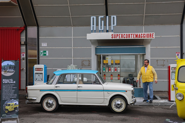 Fiat 1100 (1958) - an der Agip-Tankstelle - 42. Auto e Moto d'Epoca 2025