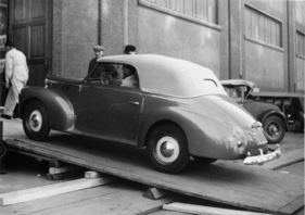 Fiat 1100 B Cabriolet (1949) - der Wagen wird in den Autosalon gefahren