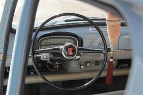 Fiat 1100 Familiare (1961) – Der Bandtacho kam bereits 1957, aber erst 1961 erhielt er ein Kühlwasserthermometer. Zuvor hatte es nicht einmal eine Warnleuchte gegeben