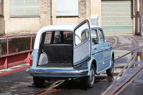 Fiat 1100 Familiare (1961) – Die rechts angeschlagene Hecktür gibt eine 80 cm lange Ladefläche frei, die sich durch Umklappen der Rücksitzbank auf 1,35 m verlängern lässt