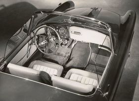 Fiat 1100 TV Trasformabile (1955) - Hier noch mit Lenkradschaltung und dem Holzlenkrad, das ab 1957 einem schwarzen Kunsstofflenkrad weichen musste