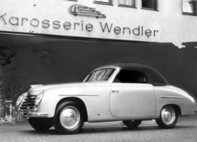 Fiat 1100 Wendler (1952) - Cabriolet vor dem Gebäude von Wendler in Reutlingen aufgenommen