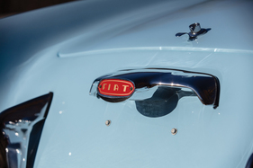 Fiat 1200 TV Trasformabile (1959) - Buntes Fiat-Logo auch am Kofferraumdeckel