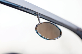 Fiat 1200 TV Trasformabile (1959) - Der Innenspiegel musste für den Blick nach hinten ausreichen, in Italien waren Aussenspiegel damals keine Pflicht