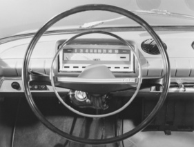 Fiat 124 (1966) – Armaturenbrett, im Zentrum der Tacho mit horizontaler Skala