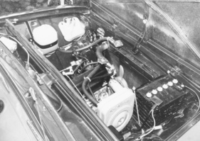 Fiat 124 (1966) – Blick unter die Motorhaube