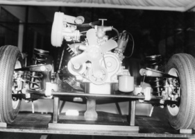 Fiat 124 (1966) – zu sehen ist der Motor und die Vorderachse