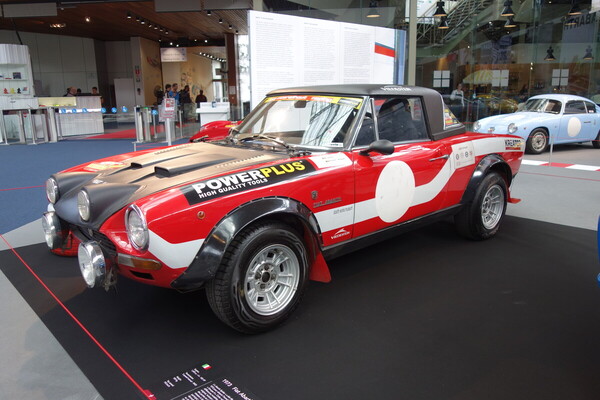 Fiat 124 Abarth Rally Gruppe 4 (1973) – Ausstellung "75 Jahre Abarth" in der Autoworld Brüssel