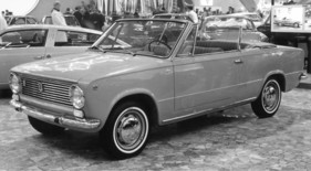 Fiat 124 Cabriolet Touring (1966) - das auf der Limousine aufgebaute Cabriolet von Touring Superleggera ausgestellt am Turiner Autosalon 1966
