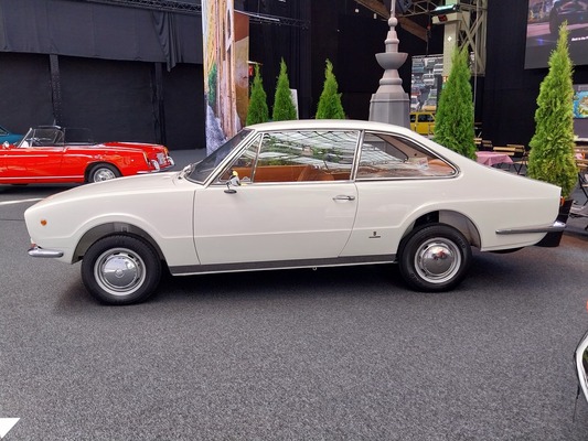 Fiat 124 Eveline (1969) – Ausstellung "125 Jahre Fiat" in der Autoworld Brüssel