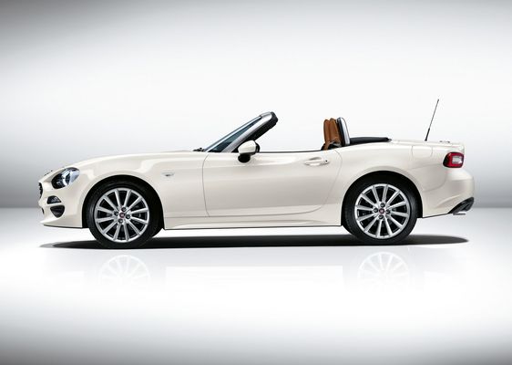 Fiat 124 Spider (2015) - elegante Linienführung (den MX-5 kann man hier gut erkennen)