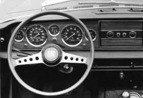 Fiat 124 Sport Spider (1966) - Zweispeichen-Lenkrad und vollständig bestücktes Armaturenbrett
